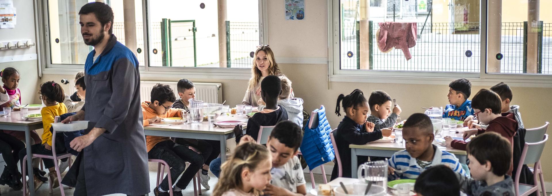 Un repas à la cantine de l'école Nandina Park
