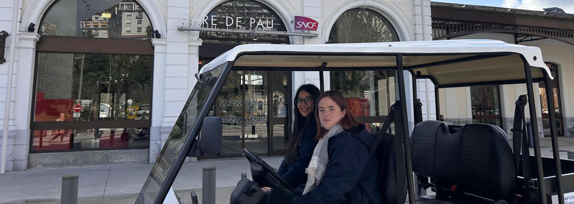 Hugueline et Rania en golfette à la gare 