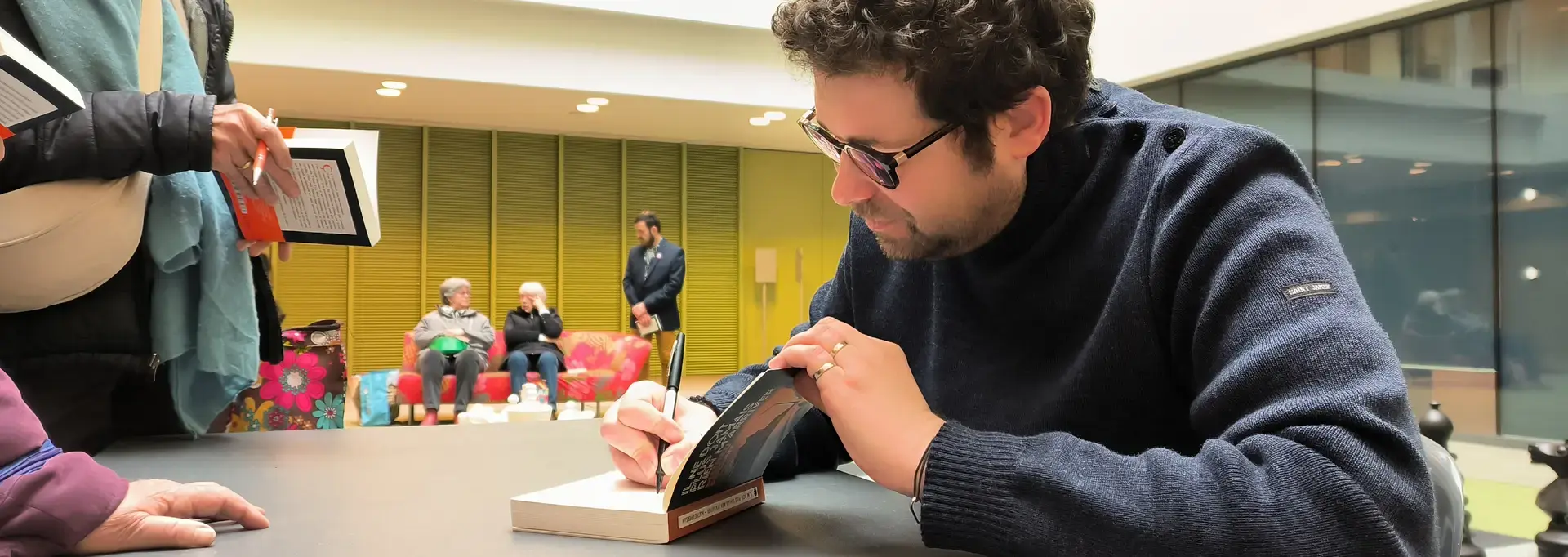 Matthieu Persan, lauréat du Prix Premières Lignes 2024, en dédicaces