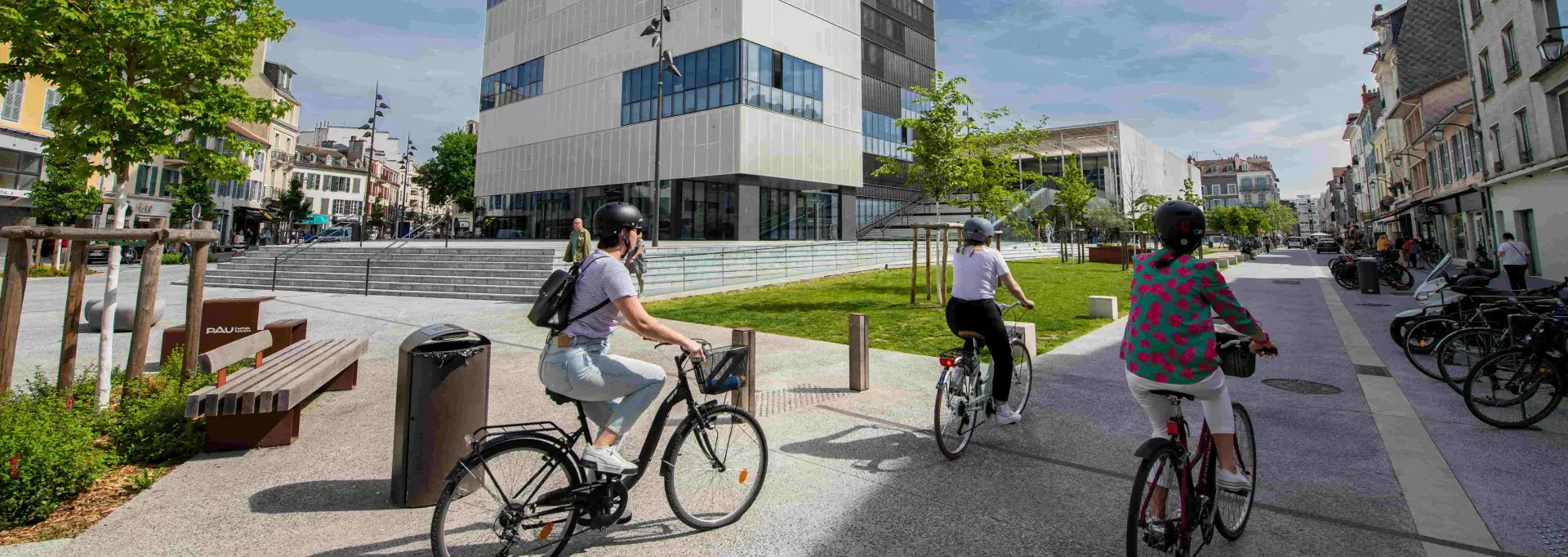 A vélo prés des halles de Pau
