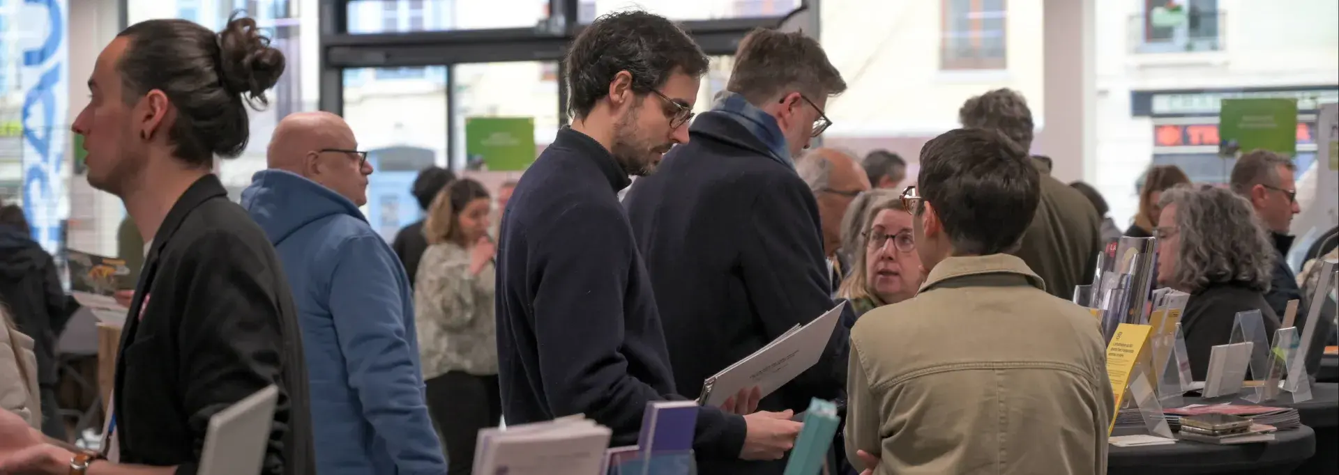 Soirée des nouveaux arrivants : des gens en train de discuter 