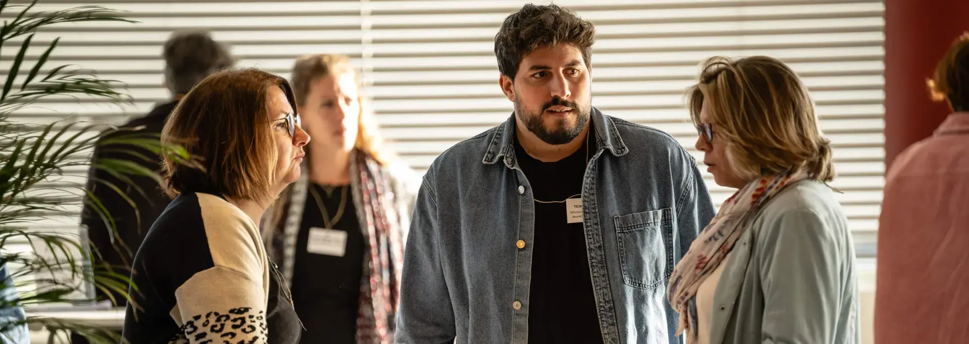 Des professionnels de l'emploi en pleine conversation