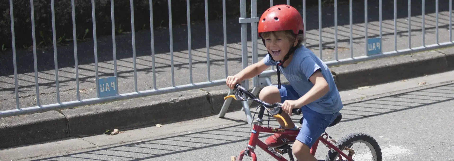 Un enfant à vélo 