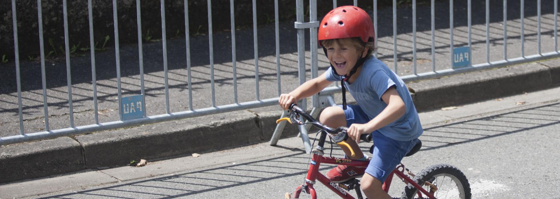 Un enfant à vélo 