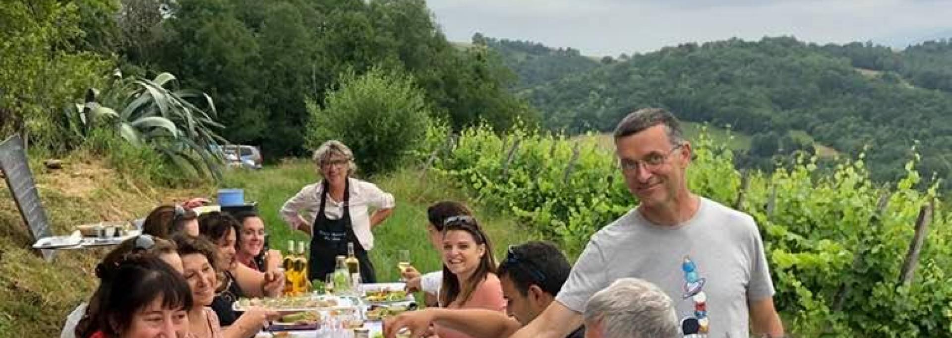 partage du repas préparé à table au pied des vignes devant les Pyrénées