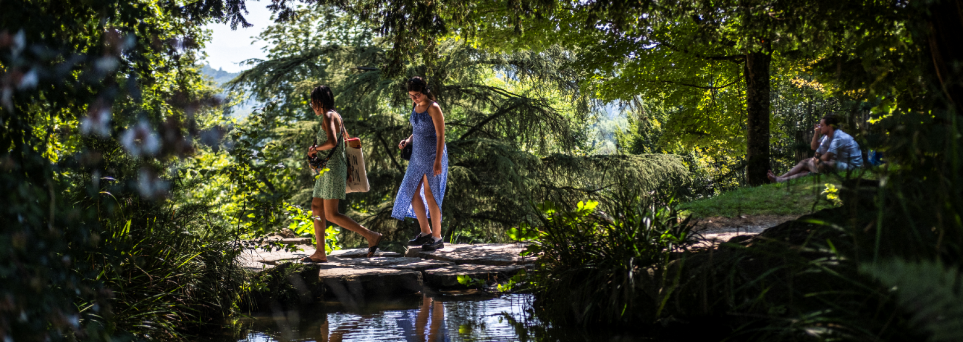 Promeneuses à l'ombre du parc Beaumont 