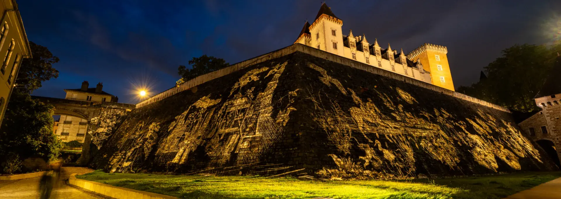 Fresque lumineuse sur les remparts du château de Pau