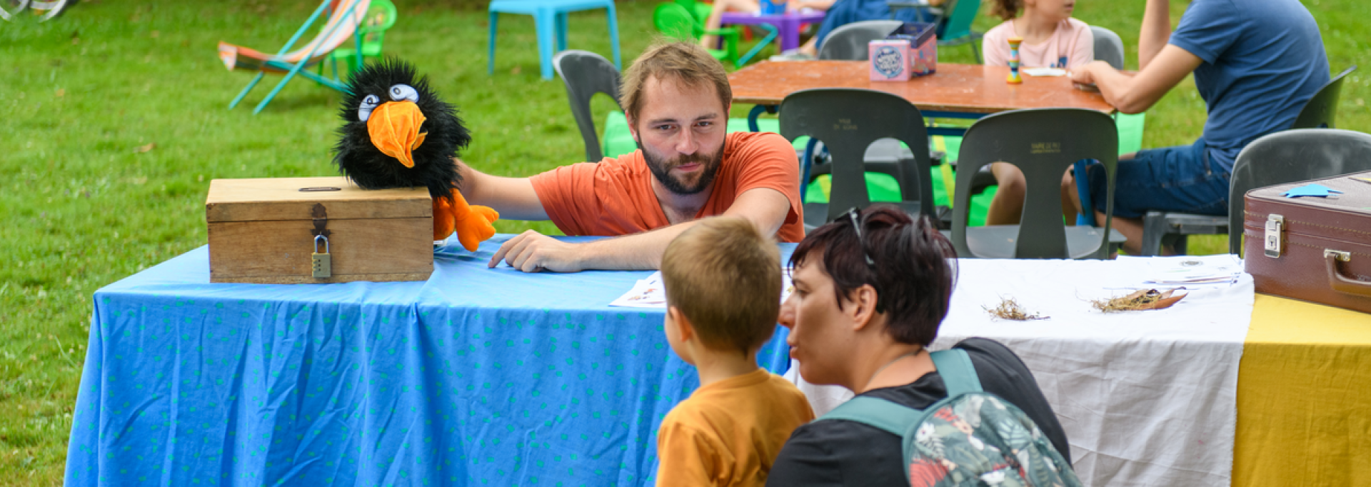 Une famille dans un parc profitant des animations