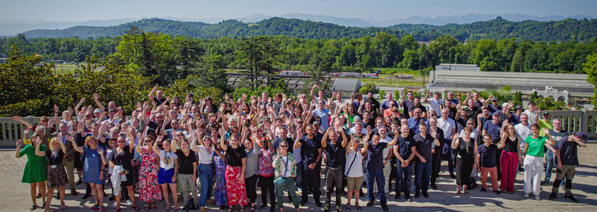 Groupe de personnes sur le boulevard avec en fond les Pyrénées