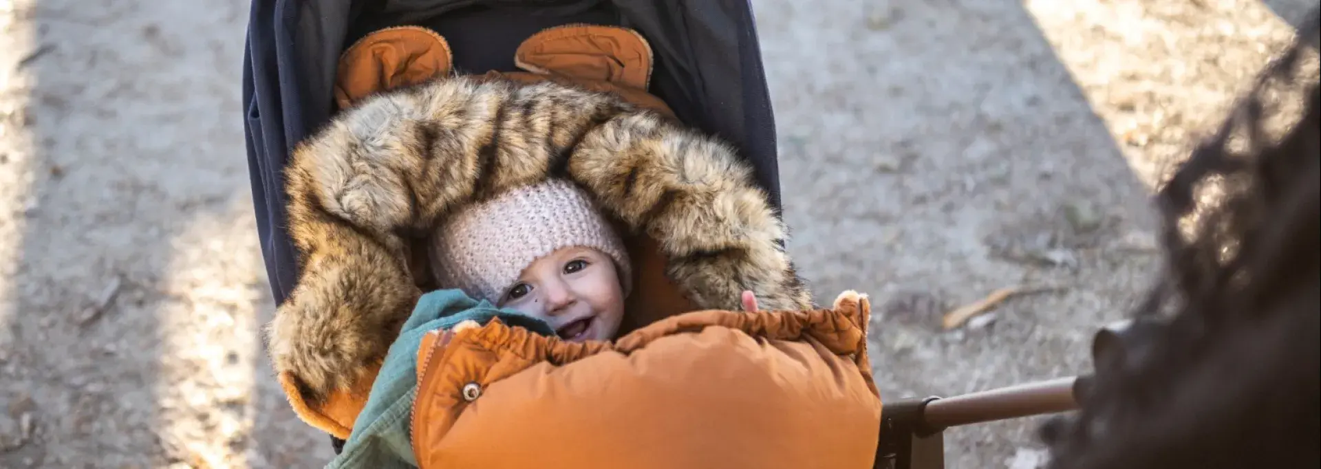 Petit enfant dans une poussette