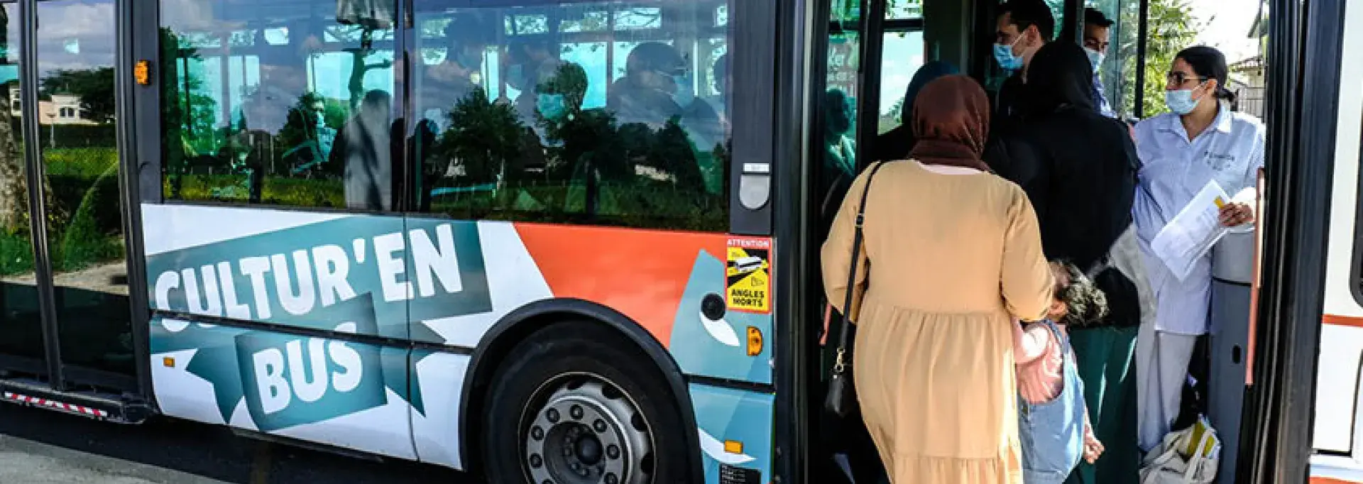 Personne montant dans le bus de Cultur'en bus