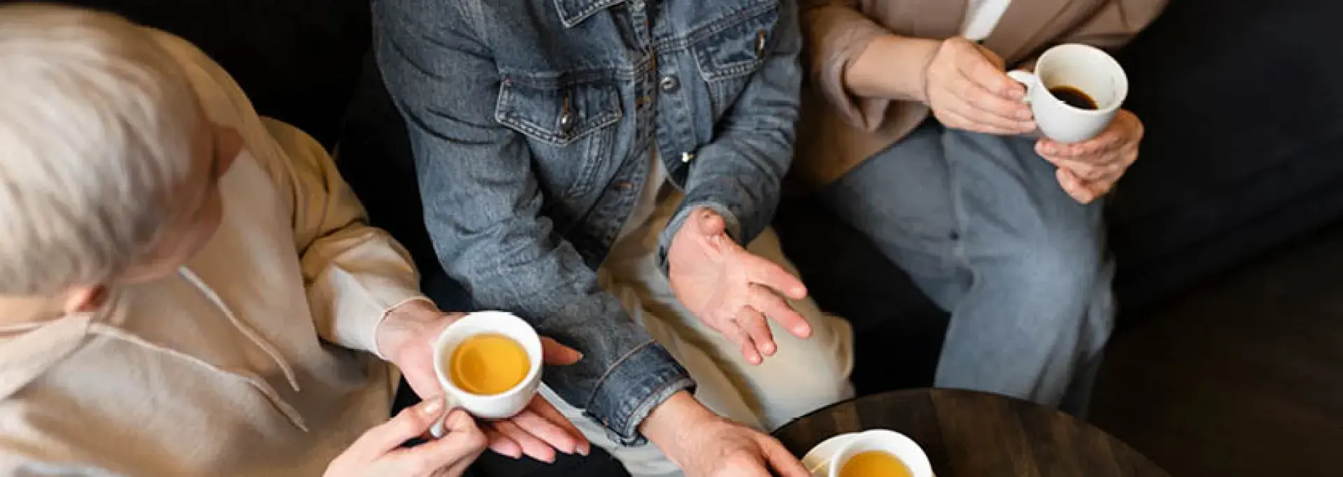 Personnes prenant le café 