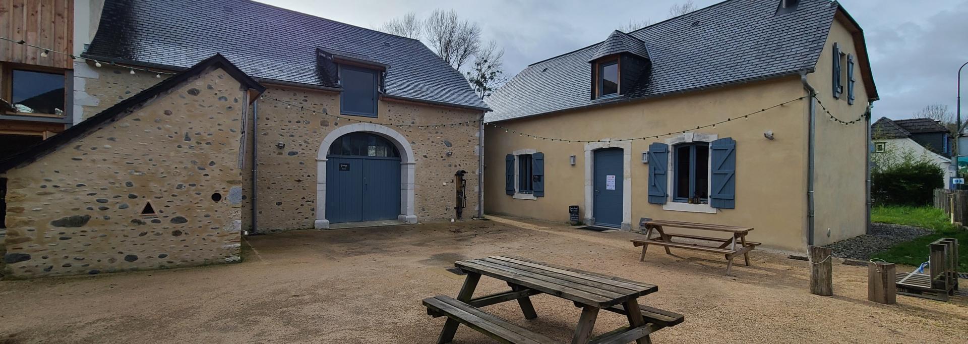 Devanture de la ferme sur les bâtiments que l on voit de la route. Ferme guilhembaque laroin. Bâtiment bureau et café asso. Atelier de formation