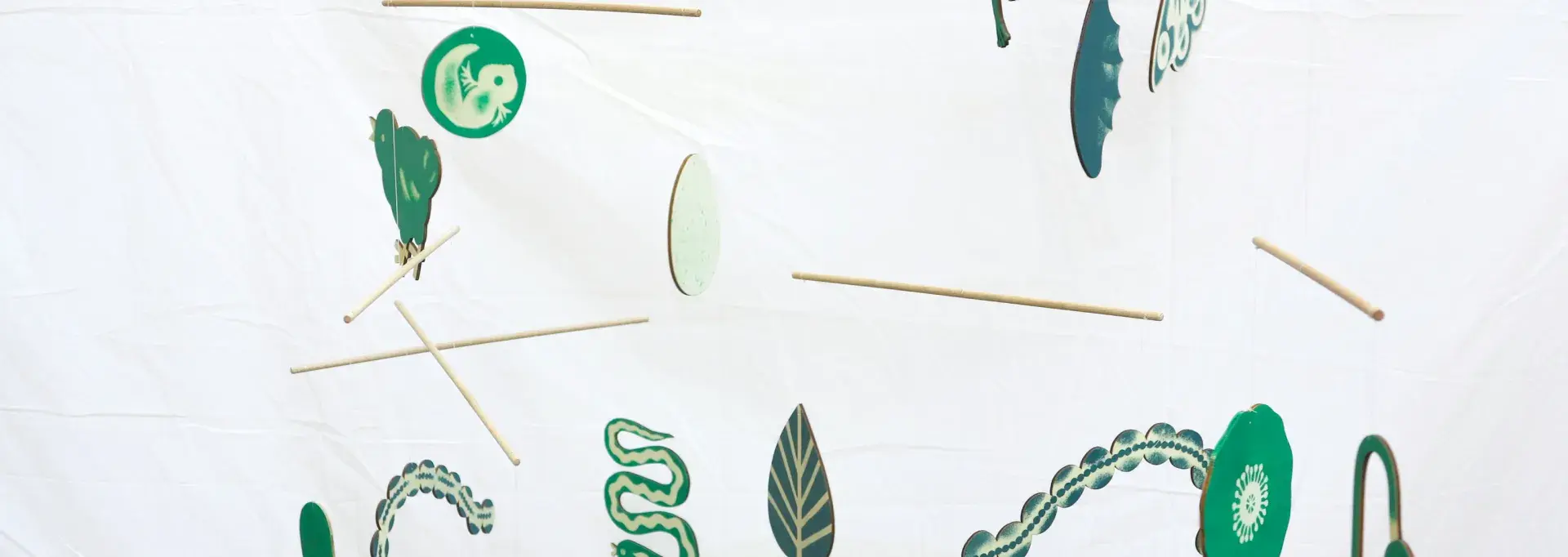 Test de réalisation d'un mobile composé de formes animales et végétales issues du livre Eclore de Gaby Bazin