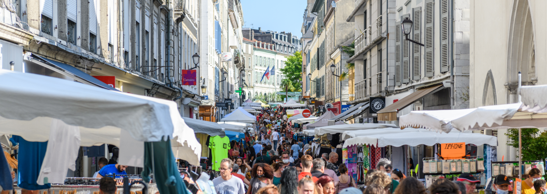 Braderie dans les rues de Pau avec une foule de piétons