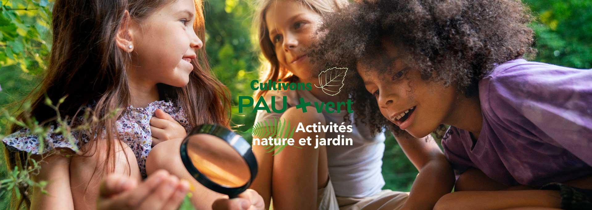 Trois petites filles en train d'observer la nature avec le logo : Cultivons Pau + Vert 