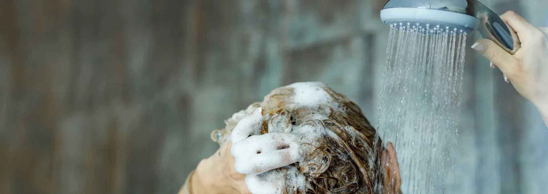 Une femme en train de prendre une douche 
