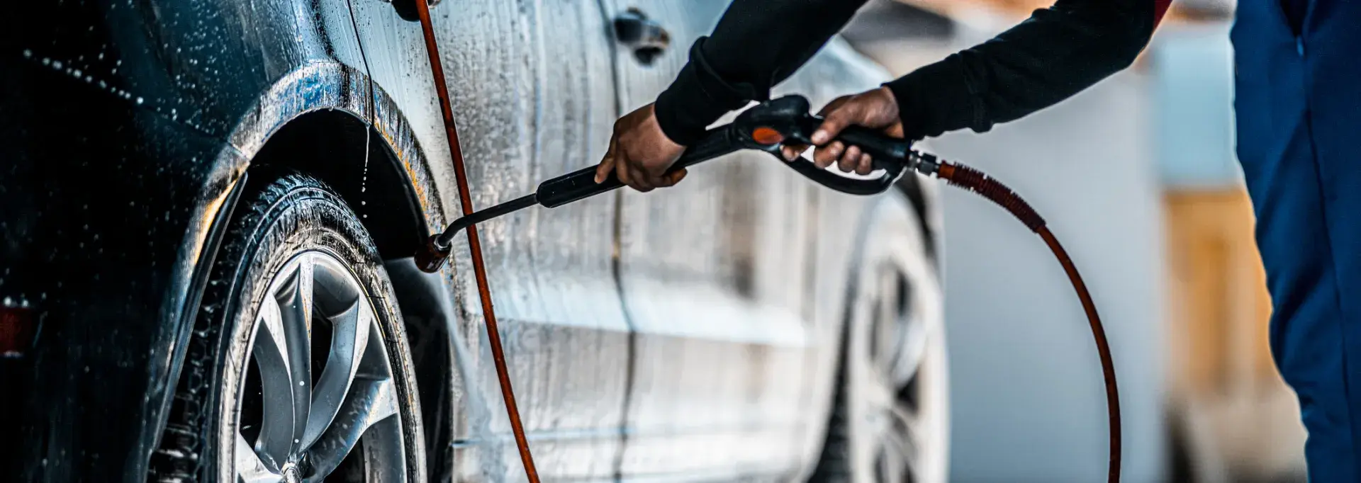 Nettoyage de voiture en station de lavage