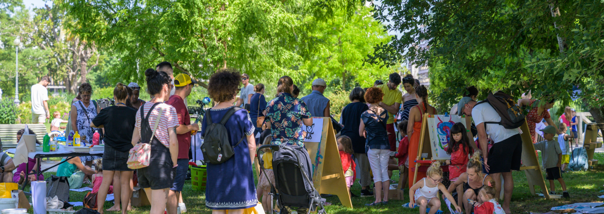 Des familles au parc beaumont à l'ombre