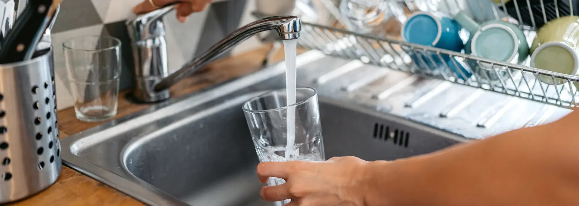 L'eau du robinet qui coule dans un verre d'eau