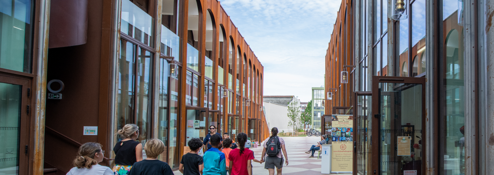 Le public marche sur le passage Carnot 