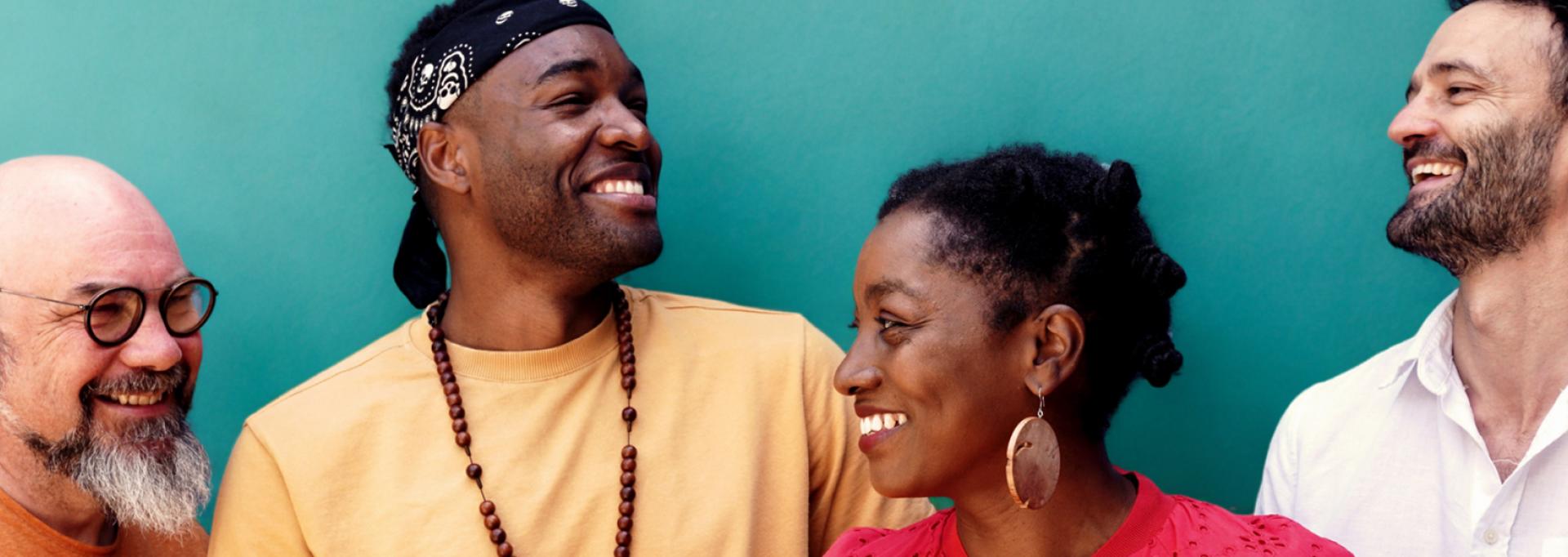 Biso 4 artistes du groupe souriants