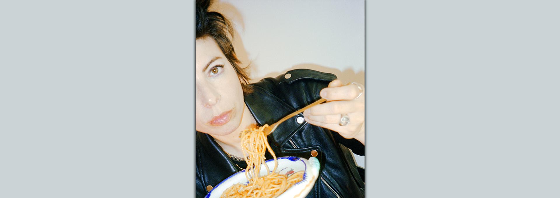 Mademoiselle K mangeant des pâtes !