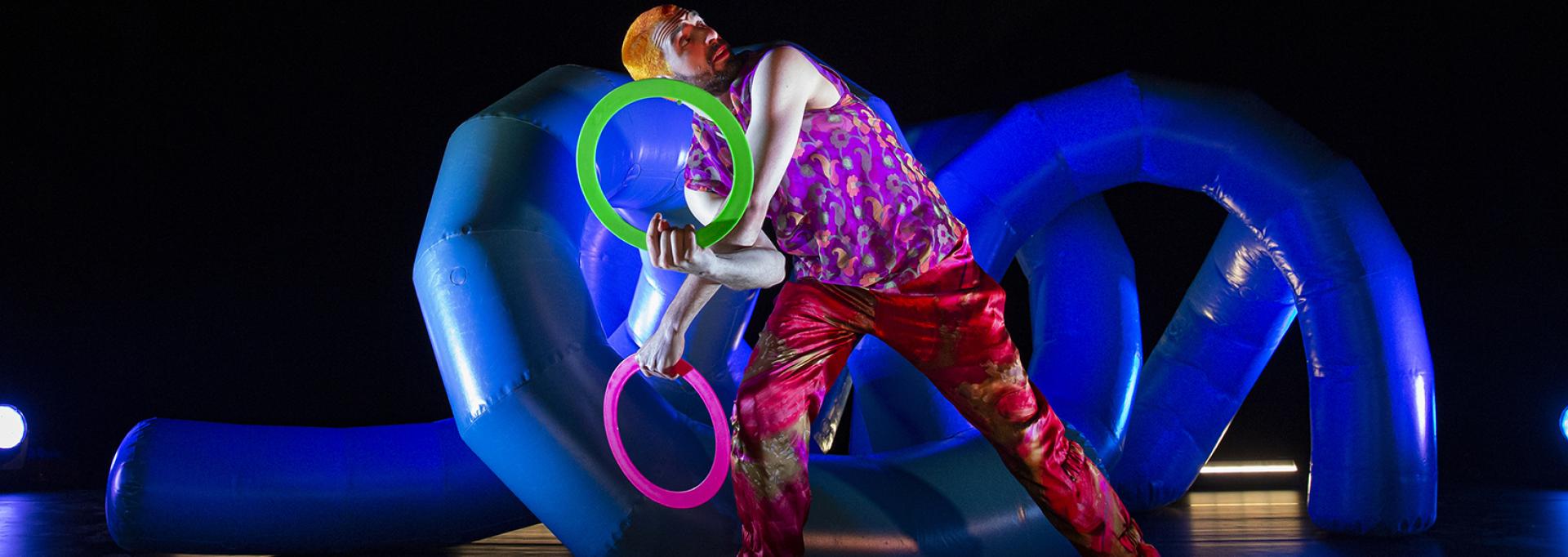 Jongleur aux vêtements flashy