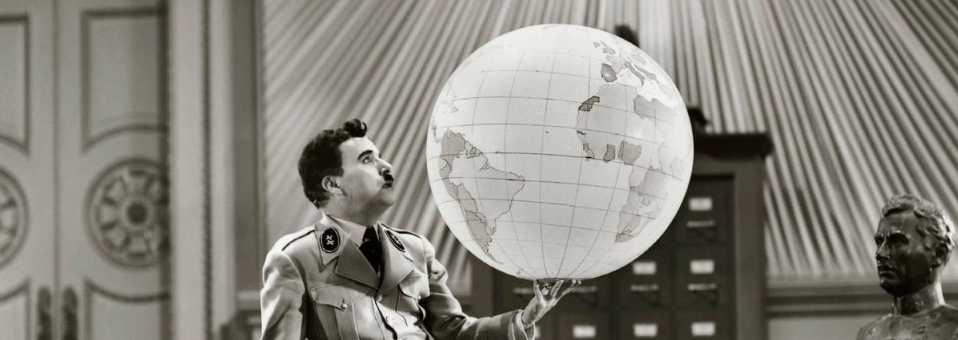 Charlie Chaplin prenant les traits d'Hitler et faisant danser le globe terrestre entre ses mains