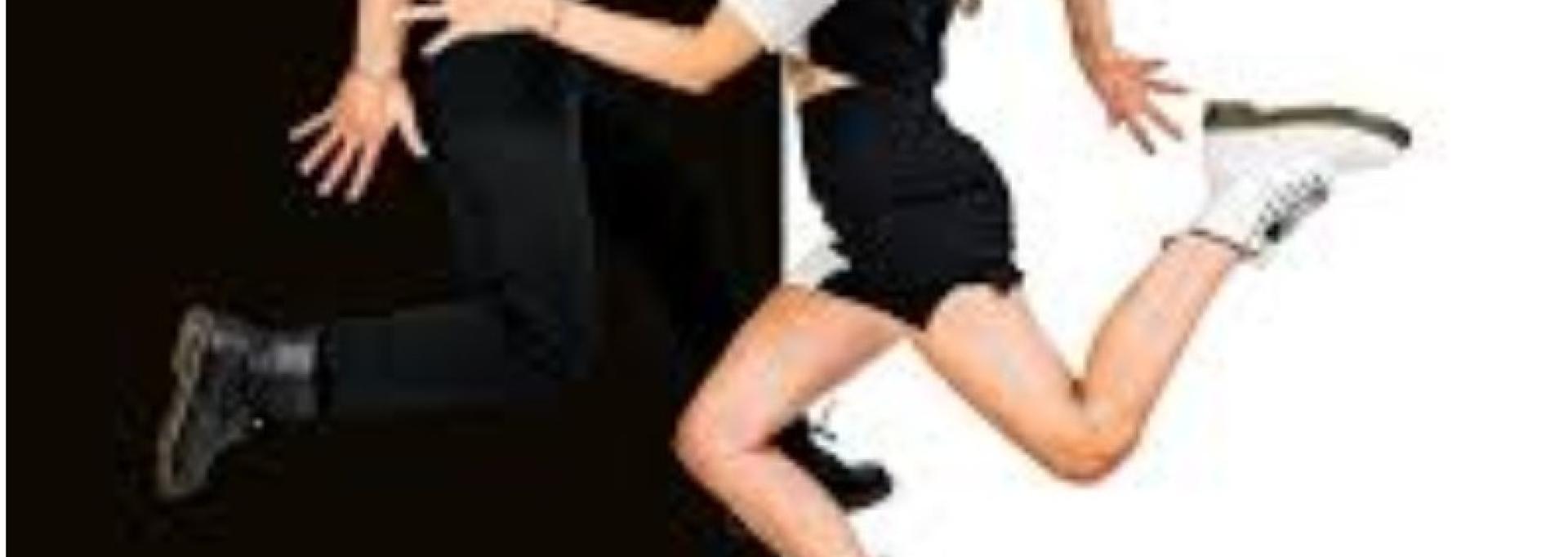 TIDYMESS, duo pop rock entre gravité, légèreté et joie, déboule avec son tout nouveau single « Hypervivant ». L’union de leurs voix, leurs textes toujours justes, les émotions qu’ils offrent, leur énergie contagieuse… Entre ces deux êtres, c’est une rencontre autant artistique qu’amoureuse qui les lance sur la scène de la véritable chanson française. A voir absolument. 