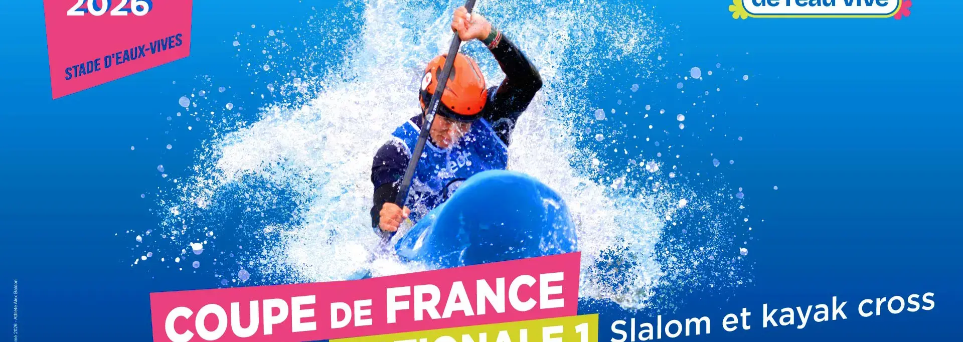 Kayakiste en plein effort sur un fond bleu