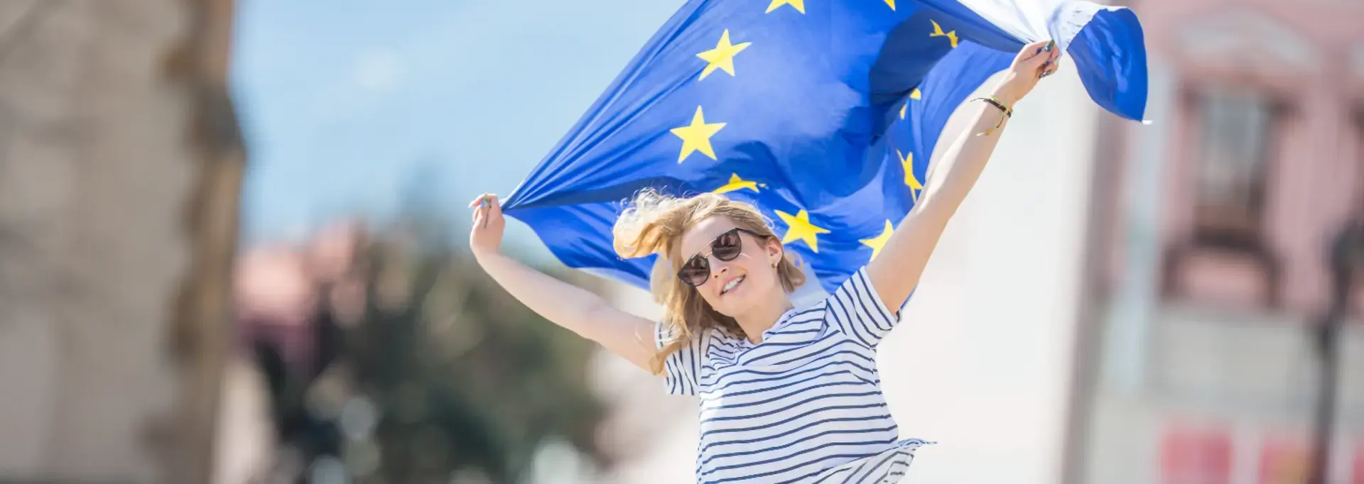 Jeune fille brandissant le drapeau européen