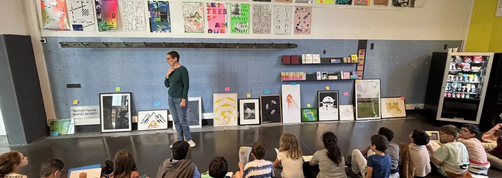 Les 22 CE2-CM1 de l'école Lalanne de Billère sont assis dans le hall d'accueil du Bel Ordinaire. lls regardent les œuvres qu'ils ont sélectionnées dans l'artothèque de l'espace d'art, à la recherche d'un titre pour l'exposition qui sera présentée du 23 septembre 2026 au 2 janvier 2027.