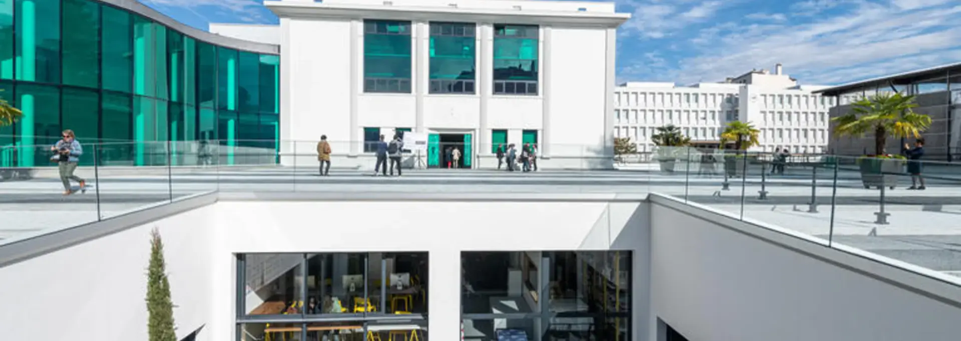 Vue des façades et de l'atrium de l'école supérieure d'art des Pyrénées