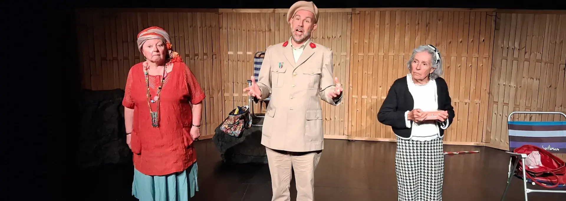 Scène Théâtrale - Drapeaux, majorettes et Confettis Théâtre Fébus