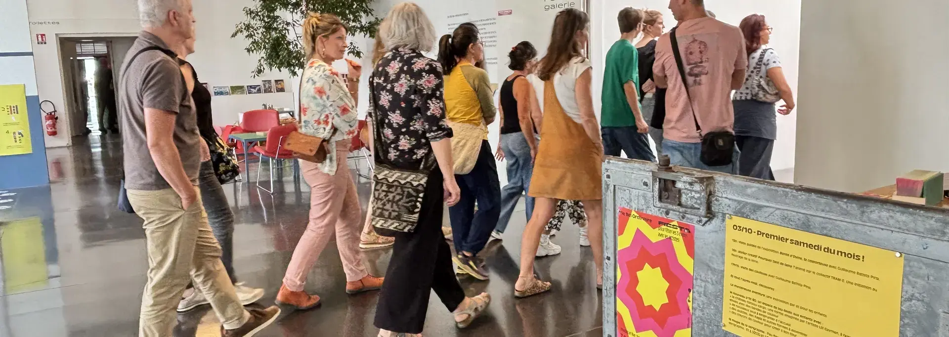 le public se dirige vers les galeries d'exposition