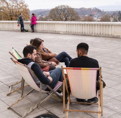 Groupe de personnes en pleine conversation