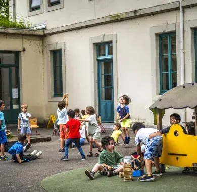 Des enfants dans une cours de récréation