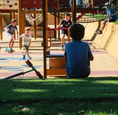 Un enfant de dos au parc de Sers