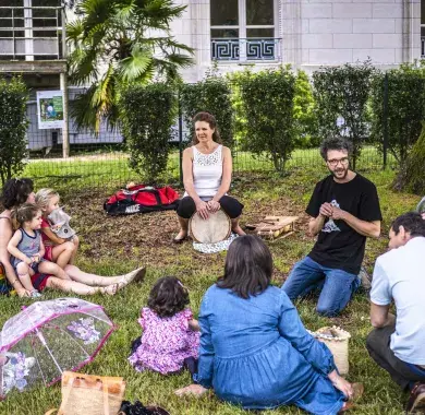 Plusieurs personnes réunies pour discuter