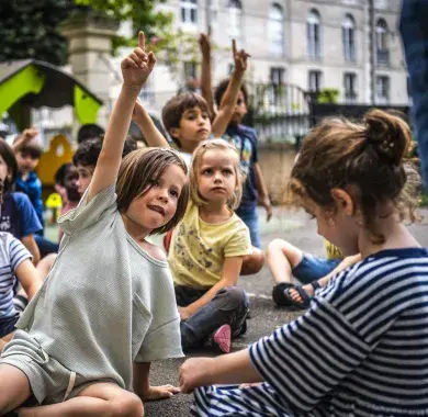 Des enfants dans une cours de récréation