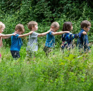 Des enfants en file indienne 