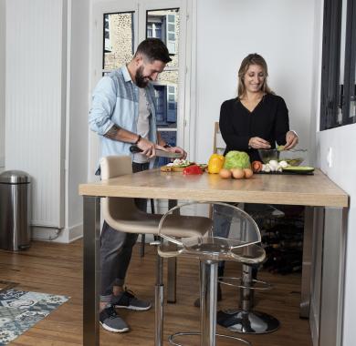 Un couple dans la cuisine