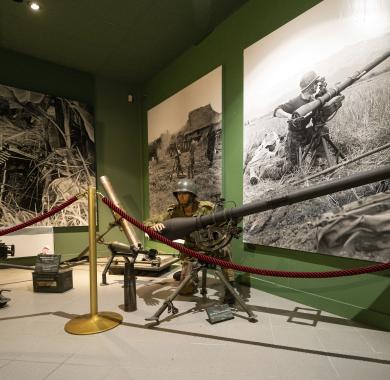 Un soldat au musée des parachutistes