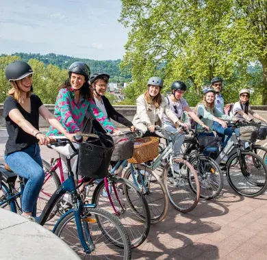 Groupe de cyclistes en ville