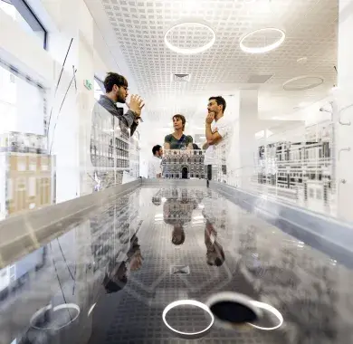 Echanges entre deux personnes à la maison de l'habitat et du patrimoine