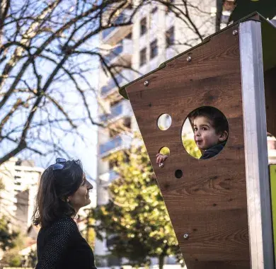 Un enfant et sa mère dans un parc