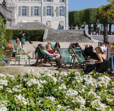 Plusieurs personnes en terrasse sur le boulevard des pyrénées