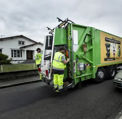 Une collecte des déchets dans les rues de Pau