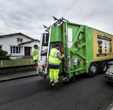 Une collecte des déchets dans les rues de Pau